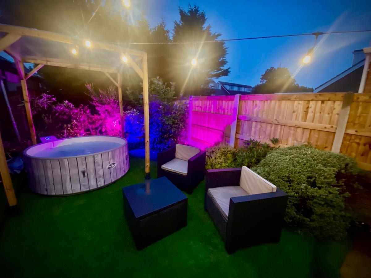Remarkable 3-Bed Hot Tub House In Blackpool Bagian luar foto